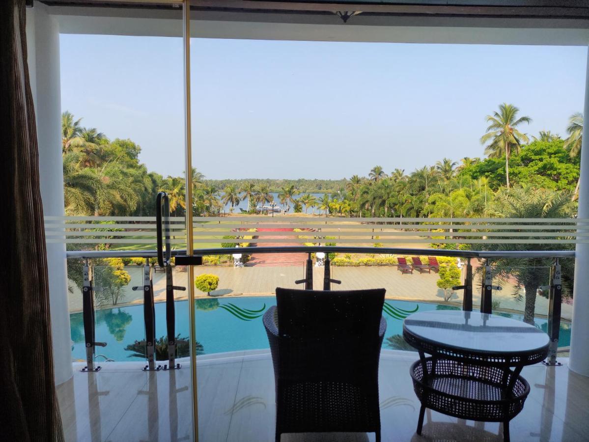 Lake Palace Trivandrum Vettutura Exterior photo